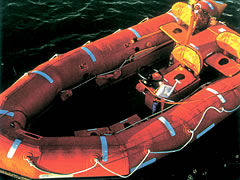 リフレクサイト マリーンテープ施工済みの救命ボート